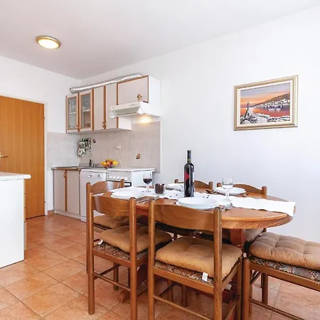 Beautiful Apartment In Novi Vinodolski Lägenhet